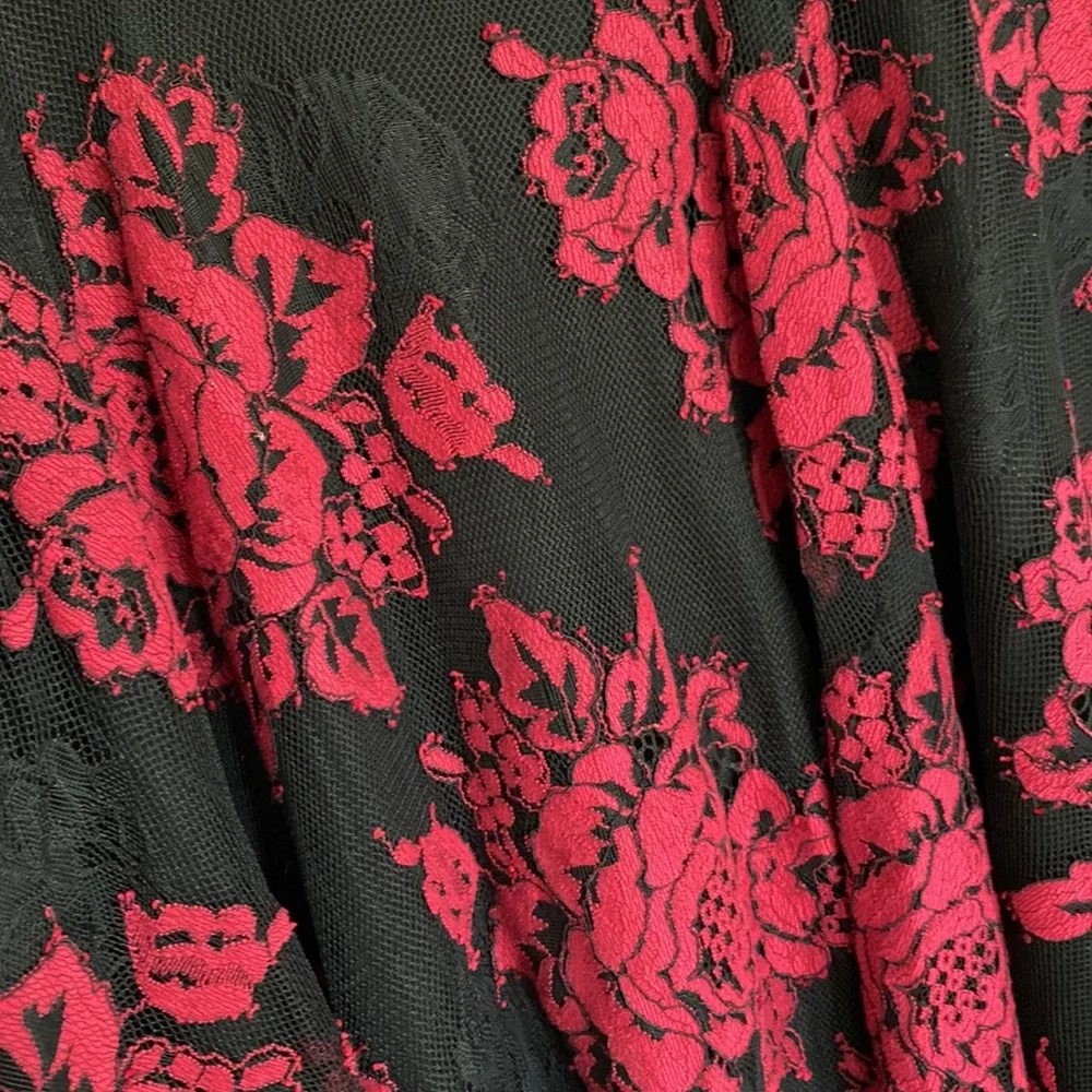 Black and red floral lace dress - Picture 3 of 4